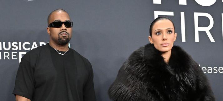 Kanye West y Bianca Censori en su polémico posado de los Premios Grammy 2025 / Axelle/Bauer-Griffin