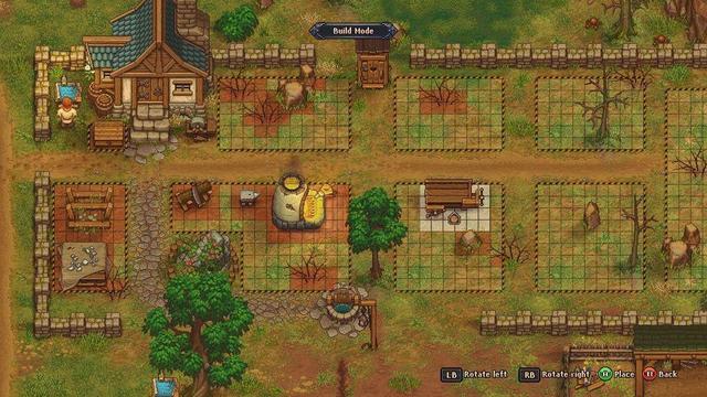 Pantallazo de Graveyard Keeper, estilo pixel art. Se ve un campo y una casa rodeada de murallas, secciones en cuadrícula indicando zonas de construcción para poder añadir hornos, mesas de trabajo, entre otros.