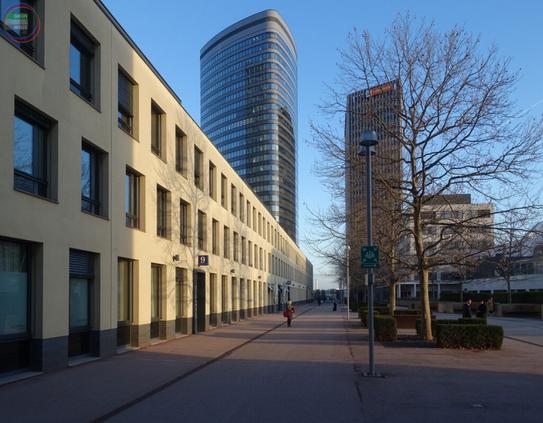 Neubaustadtteil mit Promenade, lange dreistöckige Häuserzeile, zwei Hochhäuser