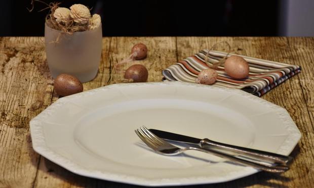 Un plato vacío junto a un tenedor y un cuchillo (PIXABAY)