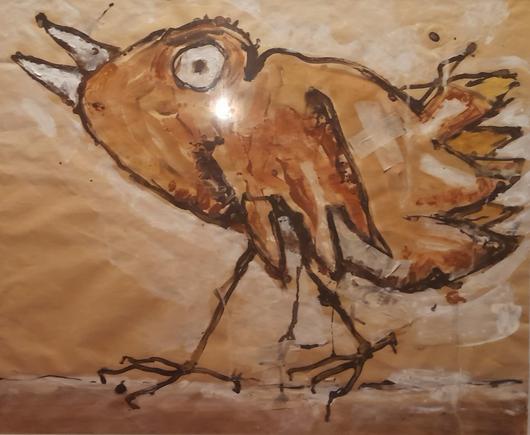 Oiseau  non réaliste peint sur du papier un peu irrégulier. Tracé brun foncé. l'oiseau marche bec ouvert. gros oeil rond. impression de plumes ébouriffées. couleurs ocre, brun, jaune. bec blanc. deux bouts de vrai scotch en croix sur le corps de l'oiseau, comme un pansement.