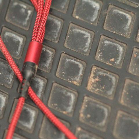 Ladekabel auf dem Boden eines RTW