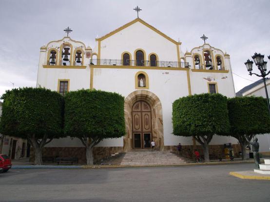 Plaza Iglesia de Dalías. 

(Pavo Cazado leyó su pregón sobre las escalinatas del pórtico).