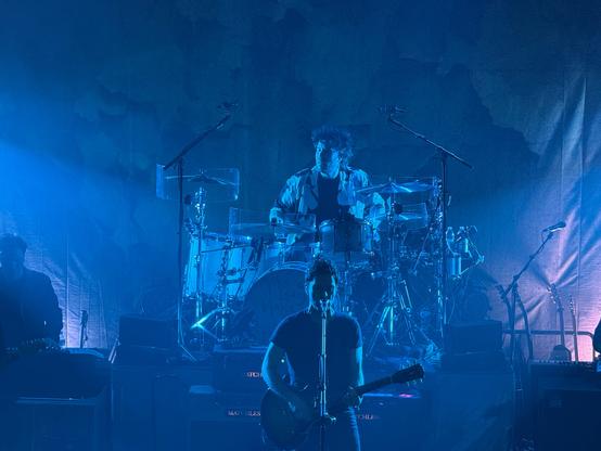 Close up of Kelly Jones and Jaime Morrison on stage