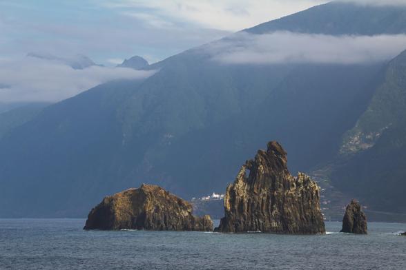 scogli appuntiti sullo sfondo di una montagna a ridosso del mare