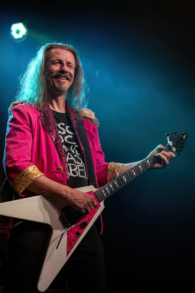 Vito auf der Bühne mit einem gewinnenden Lächeln