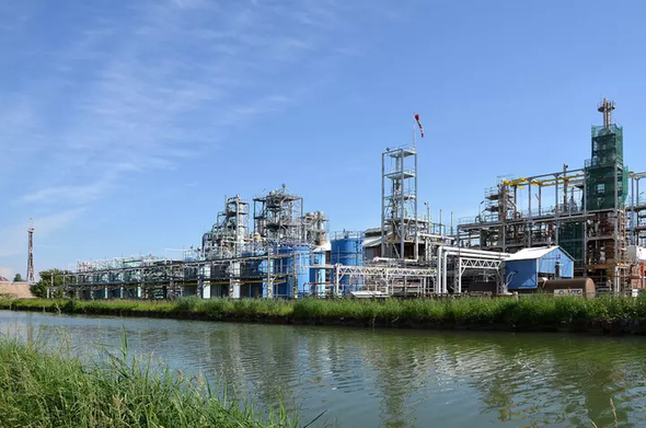 Etablissement de l'usine chimique de Solvay à Tavaux, dans le Jura (citée dans le rapport) en bordure d’un cours d’eau.