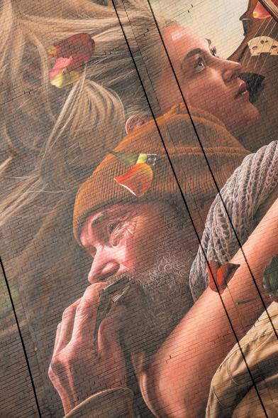 Das Bild zeigt ein großes Wandgemälde auf einer Backsteinmauer. Das Wandgemälde zeigt zwei Hauptfiguren: einen älteren Mann und eine jüngere Frau. Der Mann, der eine orangefarbene Mütze und einen grauen Schal trägt, hält eine Mundharmonika an den Mund unf blickt nach Links. Sein Gesichtsausdruck ist nachdenklich, mit einer leichten Stirnfalte und einem konzentrierten Blick. Die Frau mit den langen blonden Haaren blickt mit ruhiger Miene nach oben Rechts, sie spielt Geige . Das Wandgemälde ist sehr detailliert, wobei die Struktur der Ziegelwand durch die Farbe hindurch sichtbar ist und der Szene Tiefe verleiht. Die Farben sind warm, wobei Erdtöne die Palette dominieren. Das Wandbild wird vom Mauerwerk eingerahmt, wobei die Linien der Ziegel ein Gefühl von Perspektive und Tiefe vermitteln.

Zur Verfügung gestellt von @altbot, privat und lokal erstellt mit Ovis2-8B