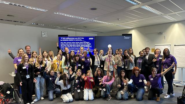 Staatssekretärin Dr. Ute Leidig war am Girls'Day 2025 zu Gast bei Siemens Energy Global GmbH & Co. KG. Das Foto zeigt ein Gruppenbild mit interessierten Mädchen, der Staatsekretärin und Verantwortlich.