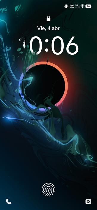 Captura de pantalla de bloqueo de smartphone con el contorno de un sol multicolor y humo difuminado en fondo oscuro.