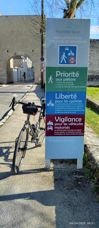 Panneau dans la zone piétonne de Beaugency