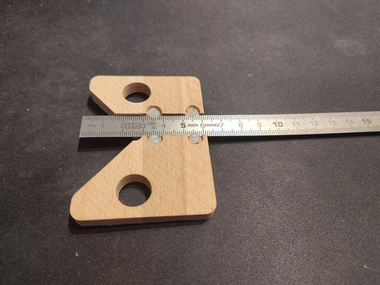 Ein Werkzeug aus Holz und einem Stahllineal um die mitte eines Zylinders markieren zu können.