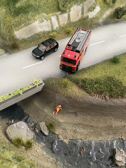 Planübung LF 20 und SUV.  Im Vordergrund vermeintlich verletzte Person.