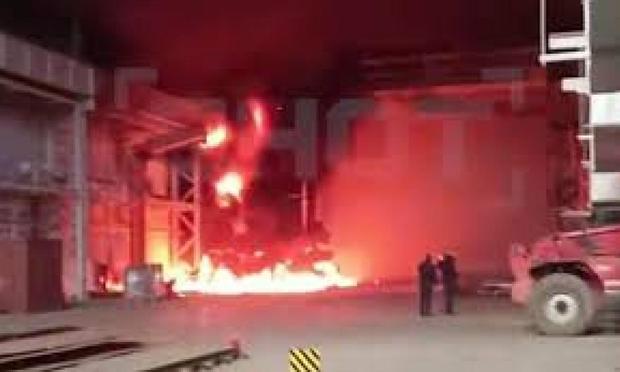 Imagen del incendio en el astillero de Petrozavodsk, el 3 de abril de 2025. (SHOT / Telegram)