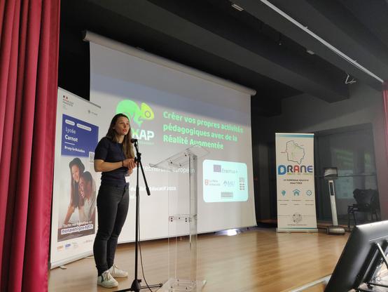 Iza Marfisi présentant le projet MIXAP