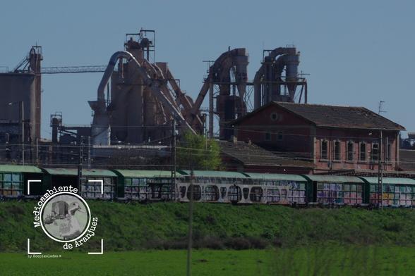 Estación de Castillejo-Añover con la cementera de Cemex al fondo