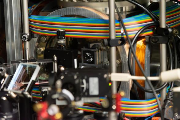In this picture you can see the ion trap where the single photon interacts with an ion.