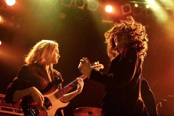 Szene aus einem Konzert im Hamburger Knust: Mina Richman tanzt wild ihren Bassman an.