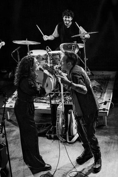 SW-Szene aus einem Konzert im Hamburger Knust: Mina Richman singt im Duett mit Bela B. „Schrei nach Liebe“, umgemünzt auf „Alice“