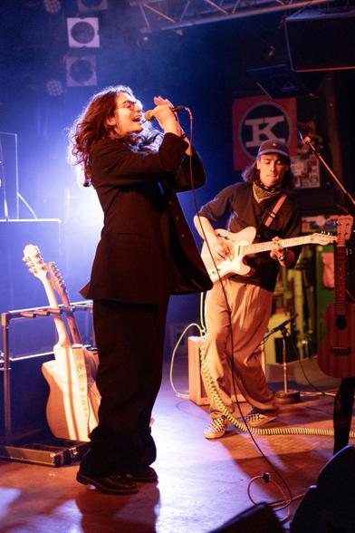 Szene aus einem Konzert im Hamburger Knust: Mina Richman mit ihrem Gitarristen auf der beleuchteten Konzertbühne.