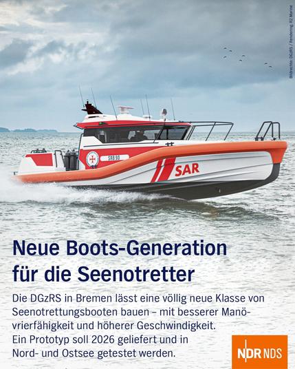 Bild: Ein weiß-orangenes Sennotrettungsboot führt mit hoher Geschwindigkeit über das Wasser.

Text: Neue Boots-Generation für die Seenotretter.

Die DGzRS in Bremen lässt eine völlig keine Klasse von Seenotrettungsbooten bauen - mit besserer Manövrierfähigkeit und höherer Geschwindigkeit. Ein Prototyp soll 2026 geliefert und in Nord- und Ostsee getestet werden.