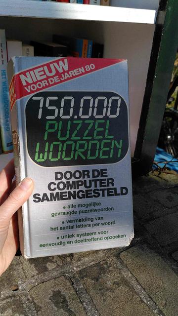 het boek 750.000 puzzelwoorden
'door de computer samengesteld'
NIEUW voor de jaren 80