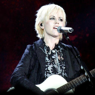 Dolores O'Riordan, la chanteuse du groupe Cranberries, en 2012 en concert à Lyon.