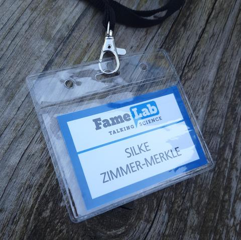 Foto meines Namensschildes, das mich als Teilnehmerin beim FameLab ausweist.