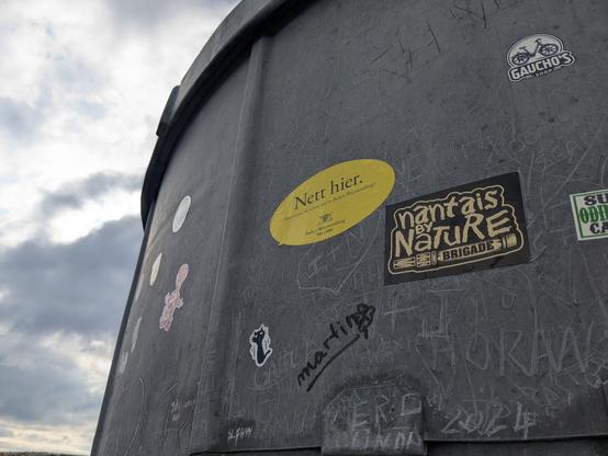 Another "nett hier" sticker
