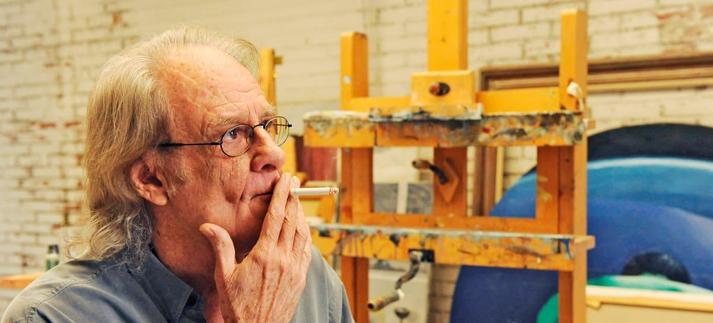 Luis Eduardo Aute, en su estudio en 2011. / Quim Llenas
