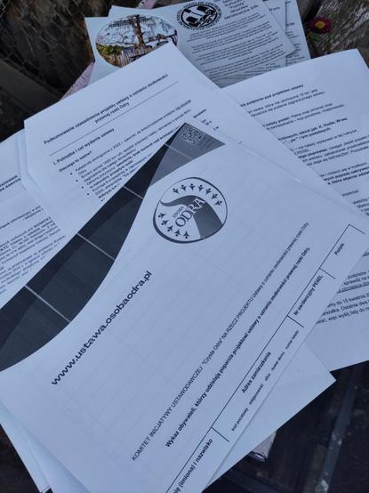 Zdjęcie dokumentów do zbierania podpisów pod ustawą Osoba Odra.