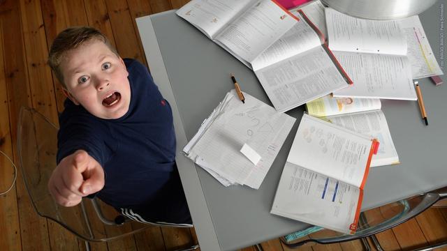 Ein Junge sitzt am Tisch für seine Hausaufgaben (Foto: IMAGO, IMAGO / Petra Schneider)