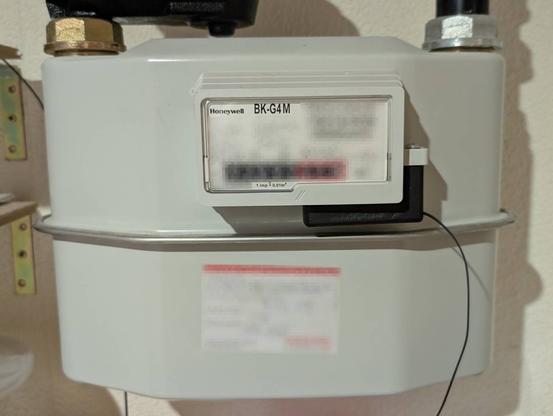 Photo of a gas meter with the attached reed switch holder.