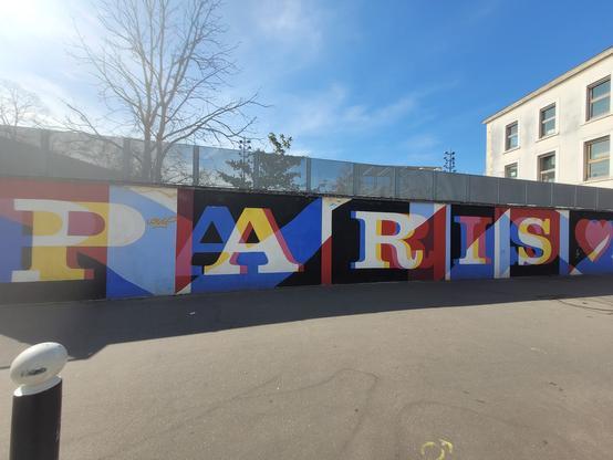 Grand tag "Paris" multicolore sur un mur