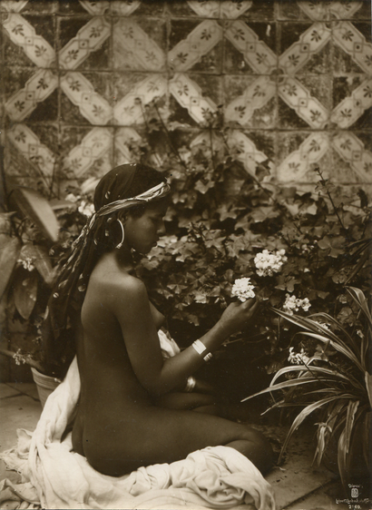 Le portrait d'une jeune fille dans une cour, circa 1910