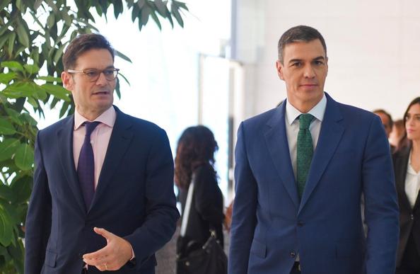 El presidente de Prisa, Joseph Oughourlian, y el presidente del gobierno, Pedro Sánchez - Alberto Paredes / Europa Press