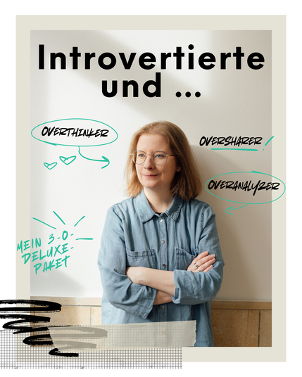Eine Frau mit Brille und Jeanshemd steht lächelnd vor einer Wand, umgeben von handschriftlichen Begriffen wie „Overthinker“, „Oversharer“ und „Overanalyzer“. Der Text darüber lautet „Introvertierte und …“, darunter steht in Türkis: „Mein 3-0-Deluxe-Paket“.