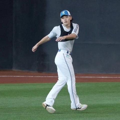 日本ハム対オリックス　別メニュー調整する野村（撮影・黒川智章）
