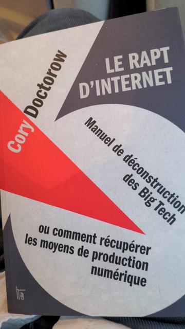 Couverture de l'ouvrage de Cory Doctorow publié en français sous le titre "Le rapt d'Internet", et sous-titré "Manuel de déconstruction des Big Tech, ou comment récupérer les moyens de production numérique"
