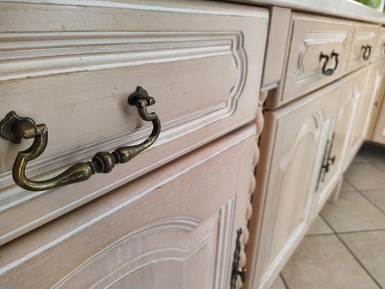 Some wooden kitchen units in a sort of "farmhouse rococo" style that was probably popular n 1995, unless they got in in the early 00s in an "end of line" bargain sale, wouldn't you think?