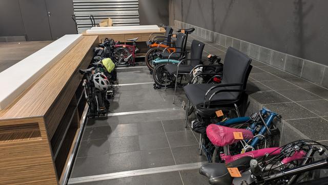 Garderobe ohne Jacken aber mit vielen Falträdern