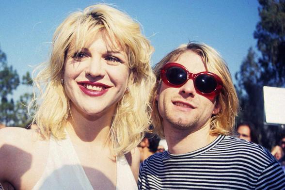 Kurt Donald Cobain (* 20. Februar 1967 in Aberdeen, Washington; † (vermutlich) 5. April 1994 in Seattle, Washington[1]) war ein US-amerikanischer Rockmusiker. Er wurde als Sänger und Gitarrist der Band Nirvana berühmt, für die er fast alle Lieder schrieb. Wiki 🖖