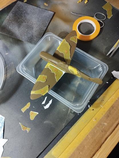 Maqueta de Spitfire a medio enmascarar para aplicar la pintura verde.