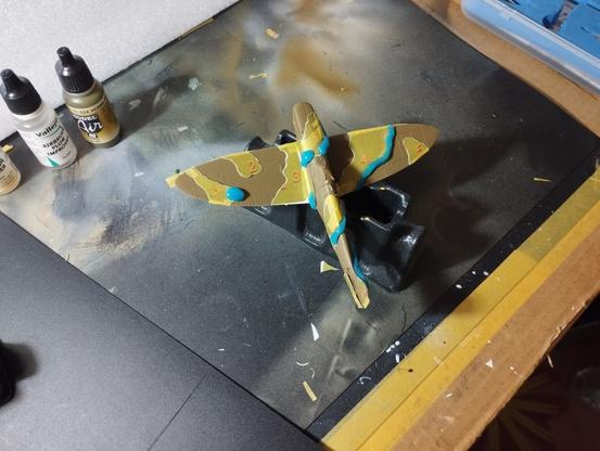Maqueta de Spitfire enmascarada con papel y pasta de enmascarar.