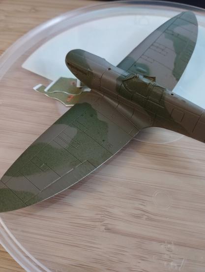 Spitfire pintado. Puede verse como el color verde no ha quedado bien.