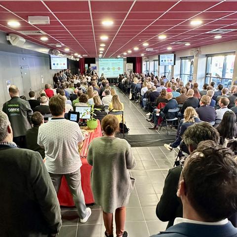 Une salle de conf très bien remplie