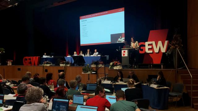 Bühne auf der Versammlung der GEW Baden-Württemberg mit Redeliste