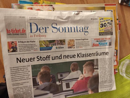 Die "Zeitung" "Der Sonntag" mit zahlreichem Werbematerial