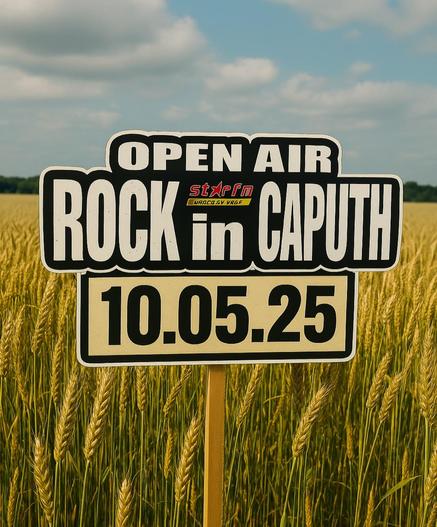 Das Bild zeigt das Logo "Open Air Rock in Caputh" mit dem Datum 10.05.25. Das Ganze sieht aus wie ein Schild welches an einer Holzlatte befestigt ist. Im Hintergrund ist ein Kornfeld zu sehen.