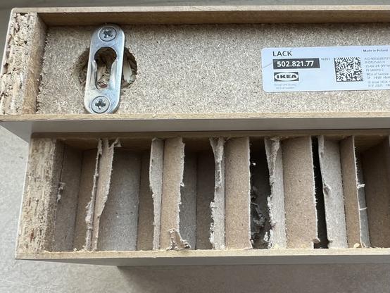 Rückseite und Querschnitt eines 5cm hohen LACK-Regalbretts von Ikea